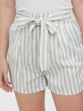 Carregar imagem no visualizador da galeria, Mia Loose Summer Shorts - Desert Sage - Vero Moda - Green