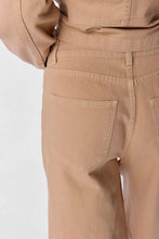 Load image into Gallery viewer, Avery Bermuda Jeans - Sandshell
