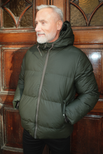 Charger l&#39;image dans la galerie, Coated Hooded Jacket - Olive
