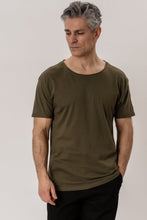 Cargar imagen en el visor de la galería, Cuello redondo profundo: verde moteado
