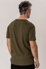 Cargar imagen en el visor de la galería, Cuello redondo profundo: verde moteado
