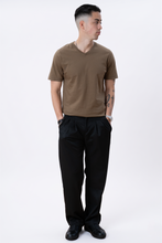 Carica l'immagine nel visualizzatore di Gallery, T -shirt Vneck di base - Oliva
