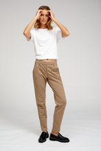 Carregar imagem no visualizador da galeria, O original Performance Pants - Bege escuro
