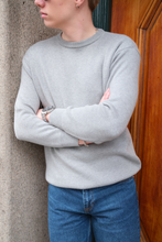 Afbeelding in Gallery-weergave laden, Crewneck Knit Sweater - Light Grey
