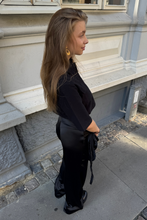 Carica l'immagine nel visualizzatore di Gallery, Noemi Short Shirt - Black

