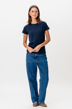 Carica l&#39;immagine nel visualizzatore di Gallery, T -shirt di base - blu scuro
