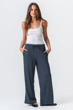 Carregar imagem no visualizador da galeria, Leah Loose Pants - Grey
