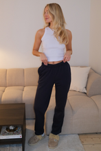 Carica l'immagine nel visualizzatore di Gallery, Essential Sweatpants - Navy
