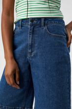 Cargar imagen en el visor de la galería, Carol Denim Shorts - Medium Blue Denim
