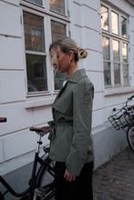 Carica l'immagine nel visualizzatore di Gallery, Sia Short Trenchcoat - Khaki
