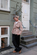 Cargar imagen en el visor de la galería, Sia Short Trenchcoat - Camel
