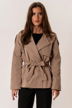 Cargar imagen en el visor de la galería, Sia Short Trenchcoat - Camel
