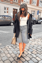 Carregar imagem no visualizador da galeria, Denim Jorts - Grey Denim
