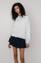 Cargar imagen en el visor de la galería, Haliey Basic Crewneck - Light Grey
