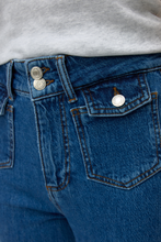 Load image into Gallery viewer, Tessa Wide Pocket Jeans - Medium Blue Denim
