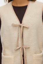 Carica l'immagine nel visualizzatore di Gallery, Cleo Short Waistcoat - Oatmeal
