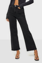 Carica l'immagine nel visualizzatore di Gallery, Jeans succosi (gamba larga) - denim nero
