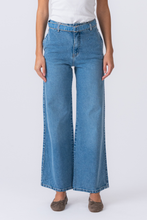 Carica l'immagine nel visualizzatore di Gallery, Amalia Jeans - Light Blue

