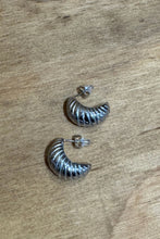 Carica l'immagine nel visualizzatore di Gallery, Sea Swirl Studs - Silver
