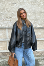 Charger l'image dans la galerie, Elena Oversized Jacket - Black
