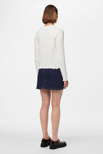 Cargar imagen en el visor de la galería, Marie O-Neck Poin Top - Cloud Dancer
