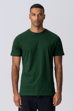 Charger l&#39;image dans la galerie, T-shirt de base biologique - vert foncé
