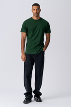 Charger l&#39;image dans la galerie, T-shirt de base biologique - vert foncé
