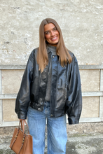Charger l'image dans la galerie, Elena Oversized Jacket - Black
