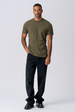 Carregar imagem no visualizador da galeria, T-shirt básica orgânica - Exército
