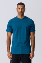 Carregar imagem no visualizador da galeria, T-shirt básica orgânica - Azul petróleo
