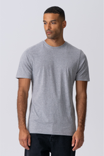 Carregar imagem no visualizador da galeria, T-shirt básica orgânica - Cinzento
