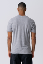 Carregar imagem no visualizador da galeria, T-shirt básica orgânica - Cinzento
