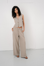 Cargar imagen en el visor de la galería, Elle Vest - Sand
