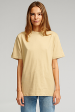 Carica l'immagine nel visualizzatore di Gallery, T -shirt oversize - beige
