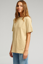 Carica l'immagine nel visualizzatore di Gallery, T -shirt oversize - beige
