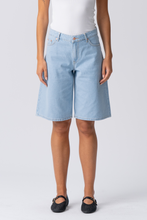 Carica l&#39;immagine nel visualizzatore di Gallery, Denim Jorts - Light Blue Denim
