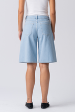 Carica l&#39;immagine nel visualizzatore di Gallery, Denim Jorts - Light Blue Denim

