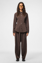 Charger l&#39;image dans la galerie, Anja Fitted Shirt - Delicioso Pinstripe
