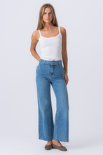 Carica l'immagine nel visualizzatore di Gallery, Amalia Jeans - Light Blue

