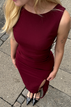Cargar imagen en el visor de la galería, Lucia Dress - Burgundy
