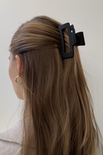 Carica l'immagine nel visualizzatore di Gallery, Luna Hair Clip - Matt Black
