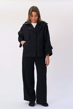 Carica l'immagine nel visualizzatore di Gallery, Elara Short Trenchcoat - Black
