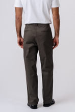 Charger l'image dans la galerie, Straight Cotton Chino - Olive
