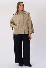 Carica l'immagine nel visualizzatore di Gallery, Elara Short Trenchcoat - Beige
