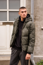 Charger l&#39;image dans la galerie, Coated Hooded Jacket - Olive

