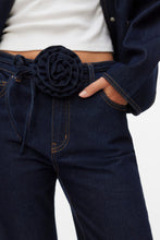 Cargar imagen en el visor de la galería, Allison Straight Rosebelt  - Dark Blue Denim
