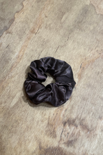 Carica l'immagine nel visualizzatore di Gallery, Satin Scrunchie - Dark Brown
