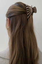 Afbeelding in Gallery-weergave laden, Hollow Claw Clip - Light Brown
