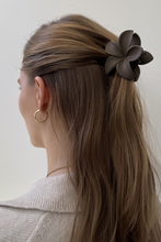 Charger l'image dans la galerie, Flower Hair Clip - Brown
