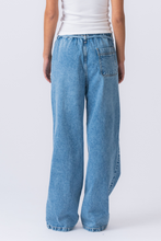 Load image into Gallery viewer, Nicole Baggy Jeans - Medium Blue
